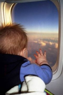малыш в самолете